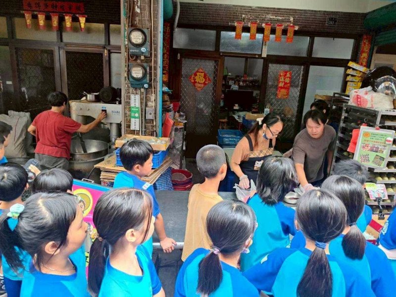 薛伯輝基金會攜手高雄市美濃國小，舉辦「走讀美濃」系列活動，帶領學生用雙腳與心靈閱讀家鄉文化。