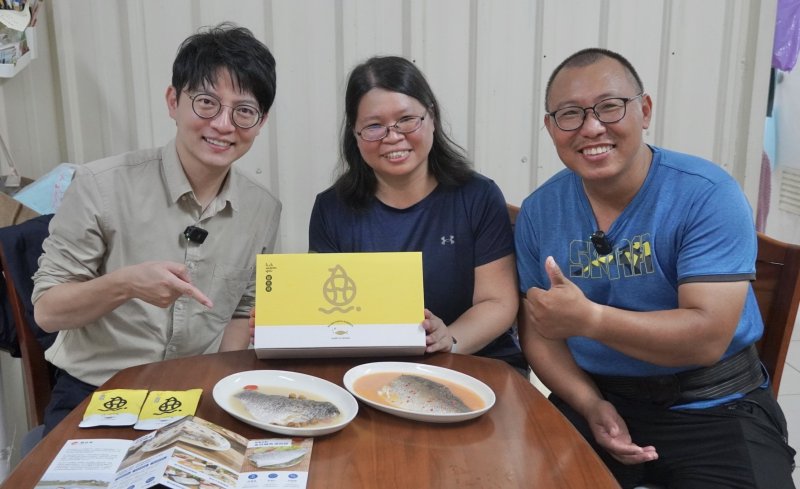青年局長林楷軒（左）親訪彌陀青漁品牌「鱸好家」，與青創夫妻葉芳（中）及許懷聰（右）交流創業歷程。
