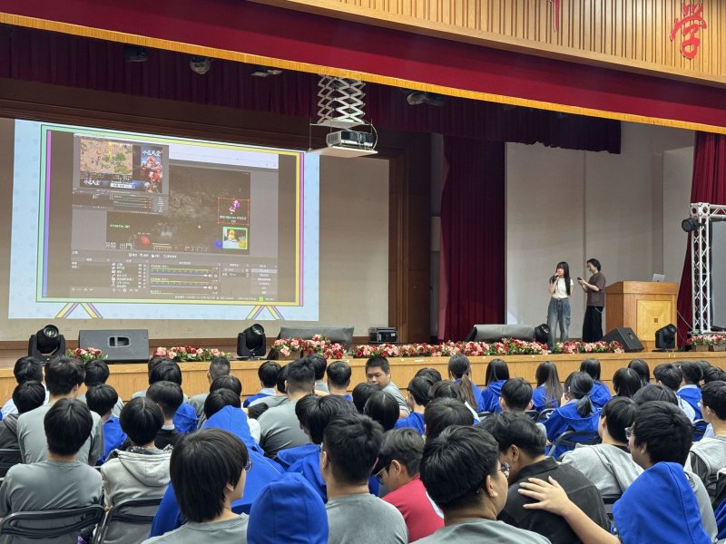 青年局於立志中學舉辦「電競產業 ft. KOL 校園講座」，邀請知名電競KOL與學生分享如何經營自媒體，吸引眾多學生熱情參與，現場氣氛熱烈。