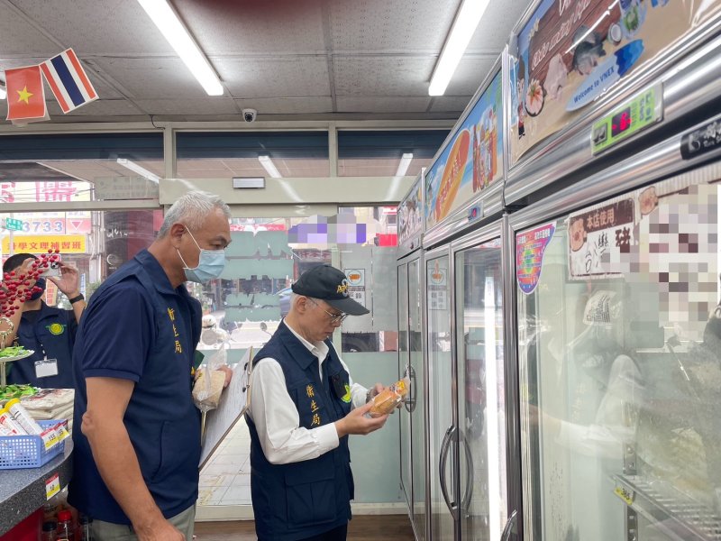 高雄市政府食安小組今日由衛生局黃志中局長率隊，各區衛生所、行政暨國際處消保官、經發局、動保處與農業局所組成的聯合稽查小組，兵分多路前往餐飲業者、市場攤商、東南亞批發超市、實體超市、團購網實體店面等販售通路，擴大執行製造業及市售通路豬肉產品源頭稽查，查察販售肉品來源，要求業者出示合法肉品來源相關單據。（衛生局提供）