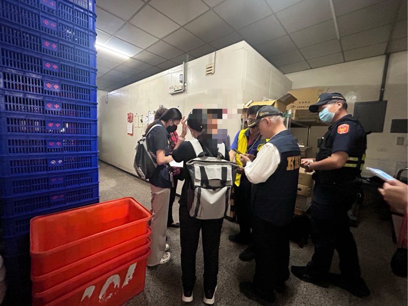 衛生局黃志中局長率隊擴大執行製造業及市售通路豬肉產品源頭稽查，查察販售肉品來源，要求業者出示合法肉品來源相關單據，杜絕來路不明肉品。（衛生局提供）