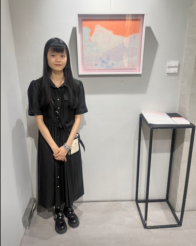 藝術家吳秉頤以細膩的膠彩筆觸，描繪情緒流轉與內在對話。