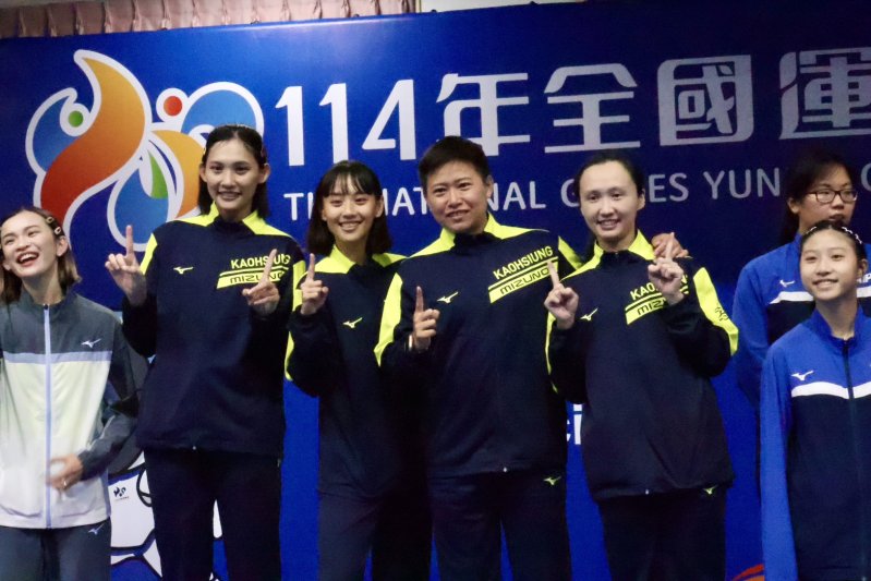 擊劍女子組銳劍團體賽奪金。