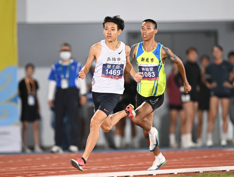 男子組田徑1500及5000公尺雙料冠軍簡子傑。