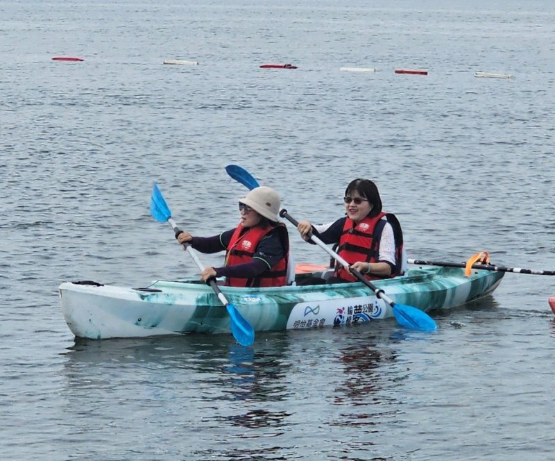 陽光灑落海面，林處長與學員並肩划行。水花飛濺中，笑聲在海面上綻放。