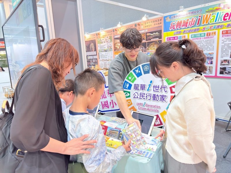 高雄市教育局率領高雄高工、壽山國中與龍華國小三校團隊，於桃園會展中心參展，充分展現高雄教育融合技職、環保與國際視野的多元成果。（高雄市教育局提供）
