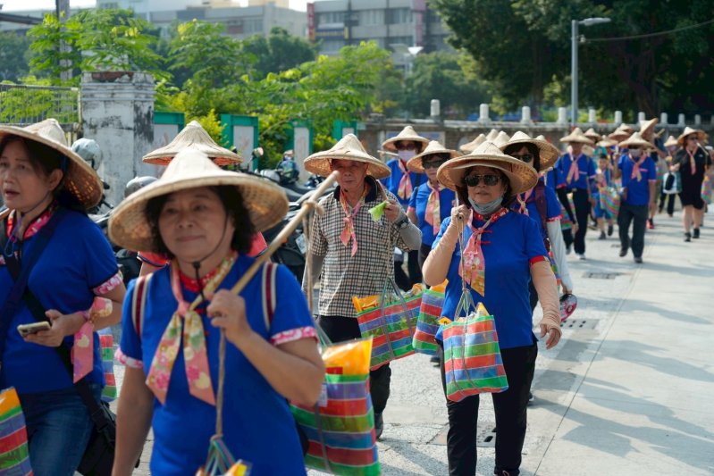 千人挑擔，再現義民魂護糧祈福盛況。（客委會提供）
