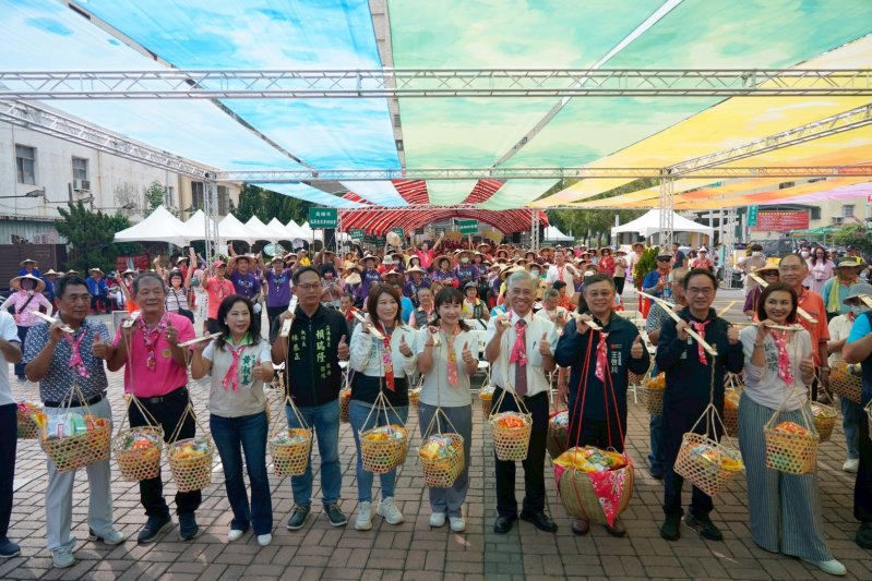 千人挑擔，再現義民魂護糧祈福盛況。（客委會提供）