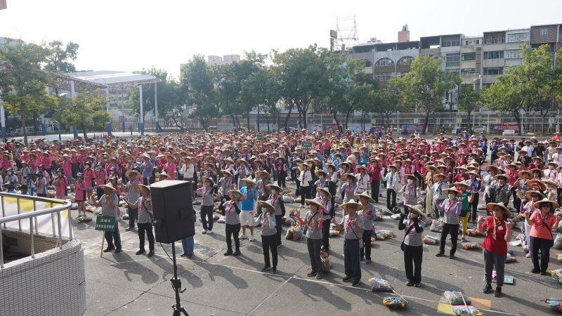 千人挑擔，再現義民魂護糧祈福盛況。（客委會提供）