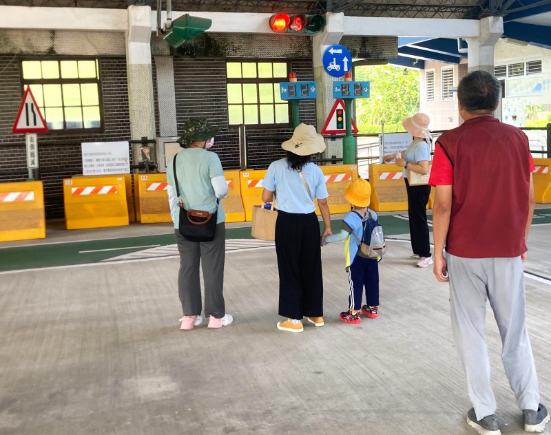 圖說／溪洲國小協商旗山監理站幫助，透過互動式導覽，讓特幼班學童實際了解道路上常見的交通號誌與標誌。（黃山高攝）