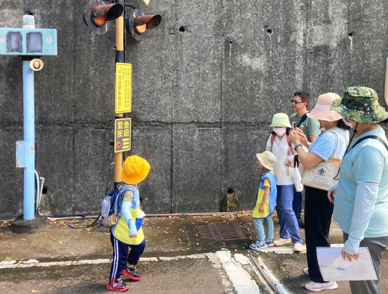 圖說／溪洲國小協商旗山監理站幫助，透過互動式導覽，讓特幼班學童實際了解道路上常見的交通號誌與標誌。（黃山高攝）