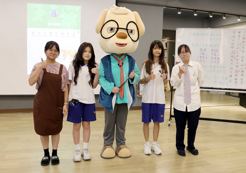 高雄市教育局同步推出「雄愛積點GO」活動。即日起，前2萬名完成註冊或登入的教師、家長與學生可獲得100點積點，可兌換10點Open Point。