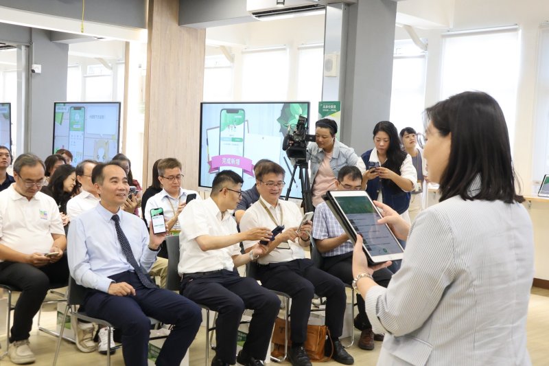 副局長吳文靜帶領校長及師生現場示範使用APP。（記者陳雯萍攝）