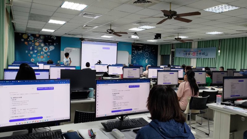 講師引導學員同步實作，課堂中交流熱烈，展現AI與文化融合的精彩學習現場。