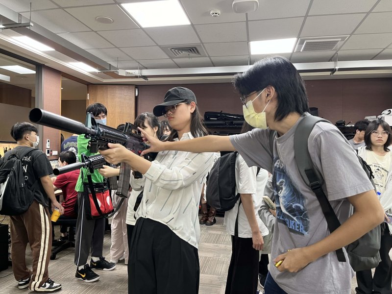 學生體驗由允和科技攜手國內外軍事與學術單位共同打造的 VR 軍事訓練方案，內容包含標靶射擊、AI敵人對戰、搶救人質等互動體驗。 