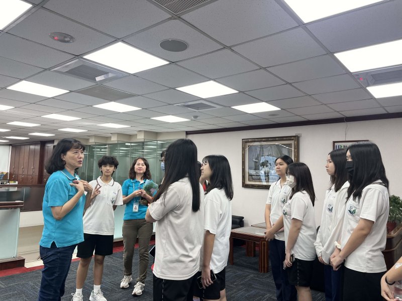 在聯邦銀行團隊的導覽下，學員參觀高雄分行辦公環境，並向銀行專員熱烈提問，近距離認識金融服務的運作日常。