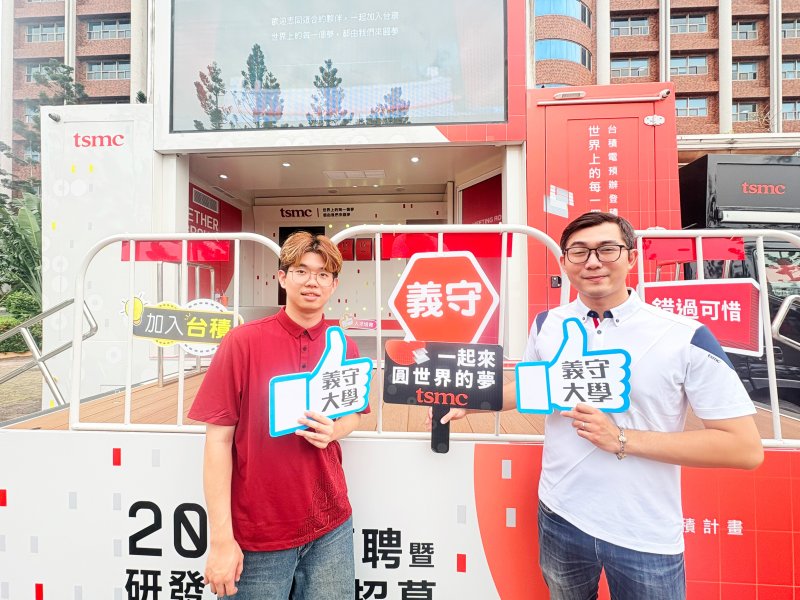 台積電行動徵才車開進義守大學，學生手握咖啡啟動科技職涯新賽道。