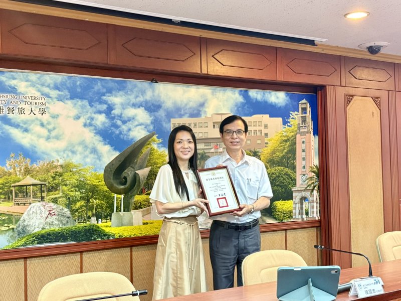 圖資長將此殊榮帶回高餐大，由陳國泰代理校長接過表彰。