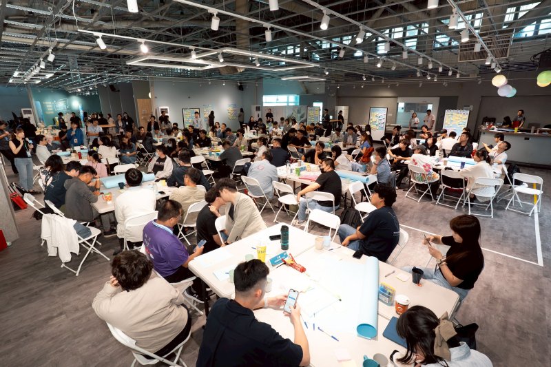 青年委員針對八大議題進行分組討論，分享地方經驗並提出具體建議，激盪出多元創新思維。