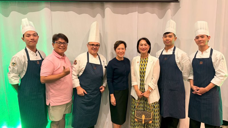 高餐大師生拜訪關島凱悅飯店與高層交流，並與關島凱悅飯店總經理朱思惠（中）、行政主廚 Mirko Agostini（左三）、高餐大前校友會長陳宏志（左二）、廚藝學院院長陳紫玲（右三）、廚藝學院葉建志老師（右二）合影留念。多位校友、葉老師及學生皆曾在凱悅集團實習或任職，展現高餐大人才深受國際飯店業肯定。（高餐大提供）