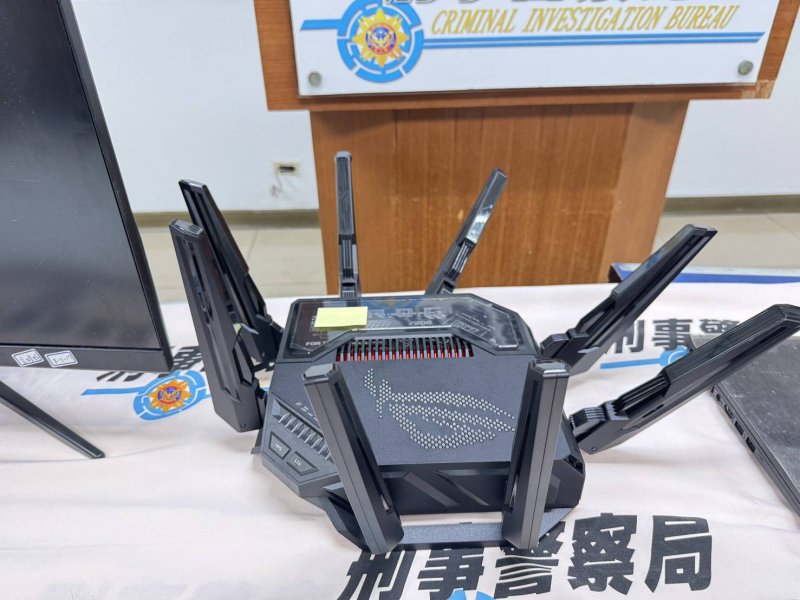 本案查扣物證驚人，包括手機64支、平板3支、筆電7台、電腦主機與螢幕、VPN設備、金融卡38張、現金31萬3,000元，以及市價高達62萬元黃金飾品、33萬元勞力士手錶，更有4輛豪華自小客車，總市值突破千萬元。