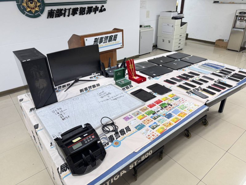 本案查扣物證驚人，包括手機64支、平板3支、筆電7台、電腦主機與螢幕、VPN設備、金融卡38張、現金31萬3,000元，以及市價高達62萬元黃金飾品、33萬元勞力士手錶，更有4輛豪華自小客車，總市值突破千萬元。