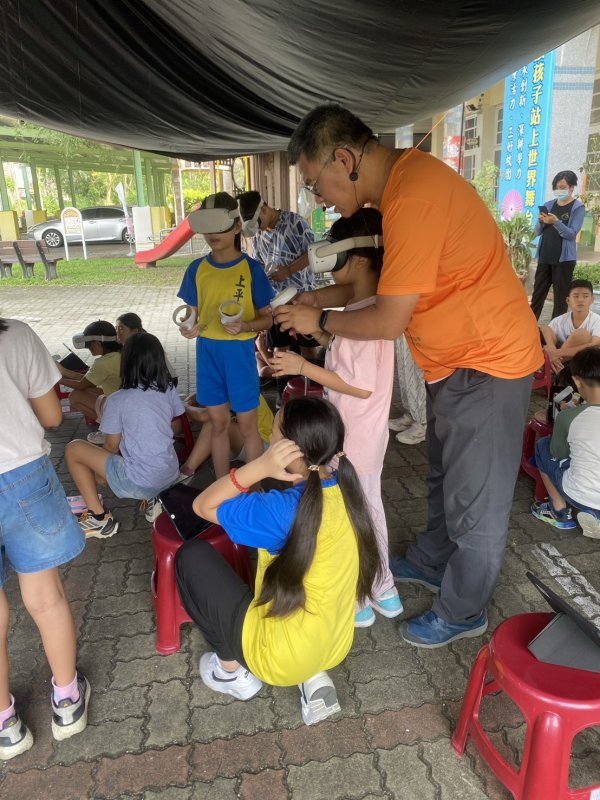 行動智慧車將最新科技資源帶進偏鄉，讓孩子戴上VR頭盔，走進沉浸式數位世界，體驗科技翻轉學習的震撼力量。