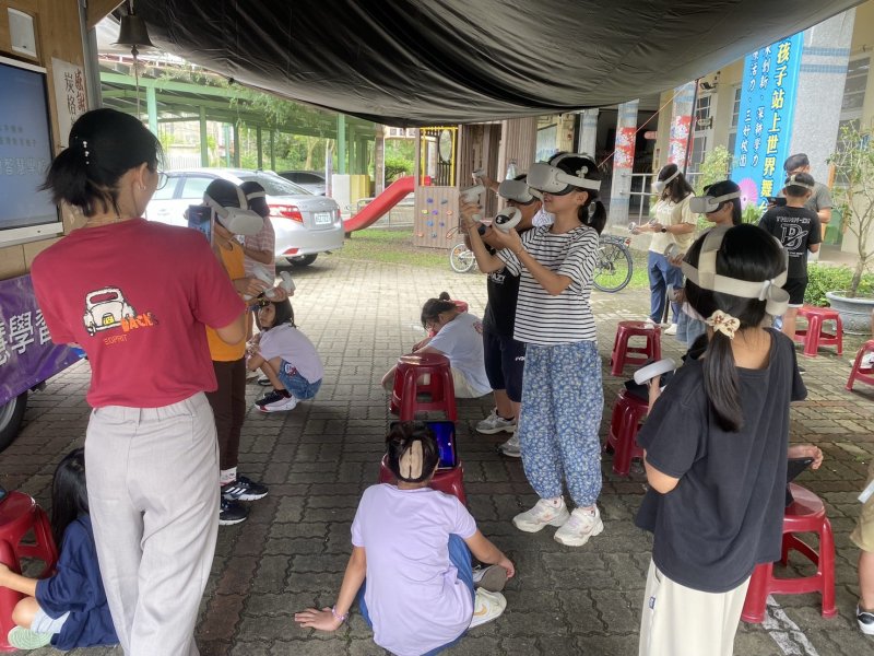 行動智慧車將最新科技資源帶進偏鄉，讓孩子戴上VR頭盔，走進沉浸式數位世界，體驗科技翻轉學習的震撼力量。