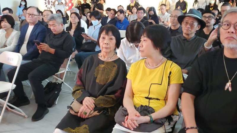 福田繁雄的太太與女兒出現開幕式。(記者陳雯萍攝)