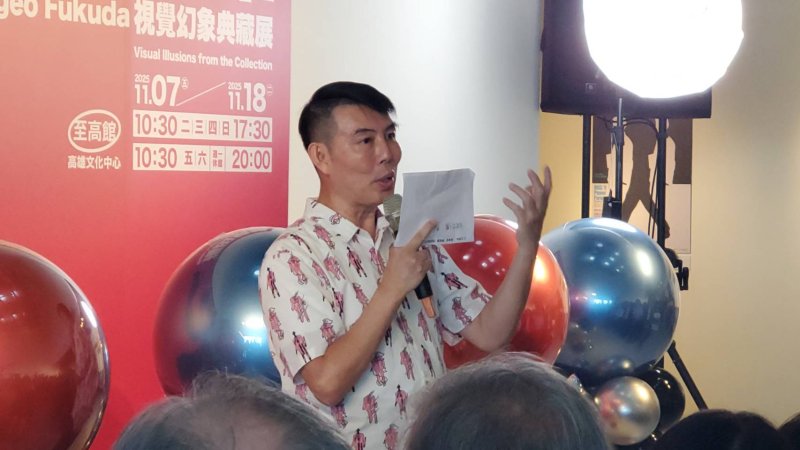 創新設計學院院長翟治平說明策展內容。（記者陳雯萍攝）