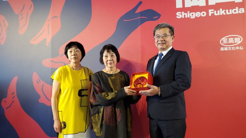 校長楊慶煜贈送琉璃紀念品與福田夫人。（記者陳雯萍攝）