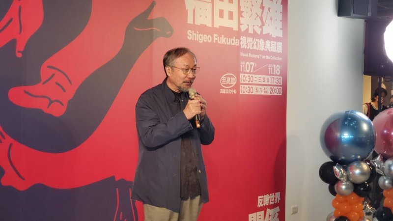 三天前獲頒「最佳設計成就獎」，林磐聳教授生動的導覽，成為今天最令人動容的設計課。（記者陳雯萍攝）