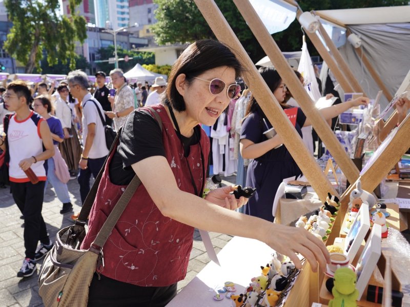 賴董事長走訪攤商。 