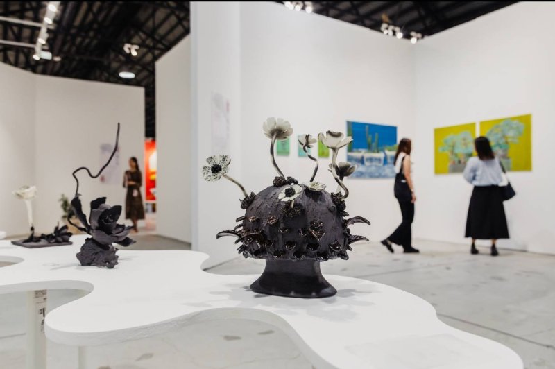 2025高雄漾藝術博覽會自即日起於駁二大勇區P3倉庫精彩揭幕。