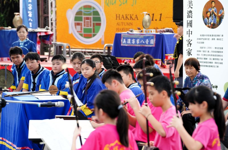 美濃國中客家八音社攜手登台演出。（教育局提供）