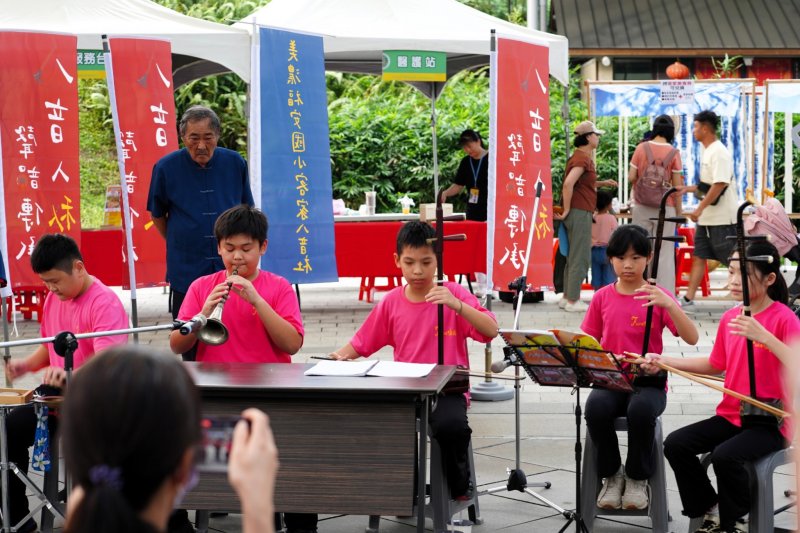 美濃國中客家八音社攜手登台演出。（教育局提供）