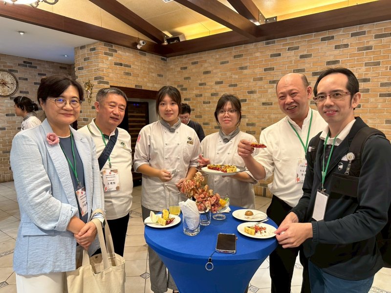 高餐大西廚系江敏慧主任(左一)一手催生西廚校友會，期待人脈資源傳承下去。