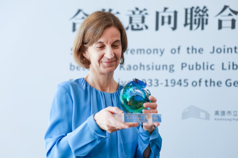 高市圖致贈德國流亡檔案館「龍琉璃」，象徵文化之意延續，跨越時空邊際，化為琉璃之痛，為人性之光做為紀念，以尊重所締結的情誼。