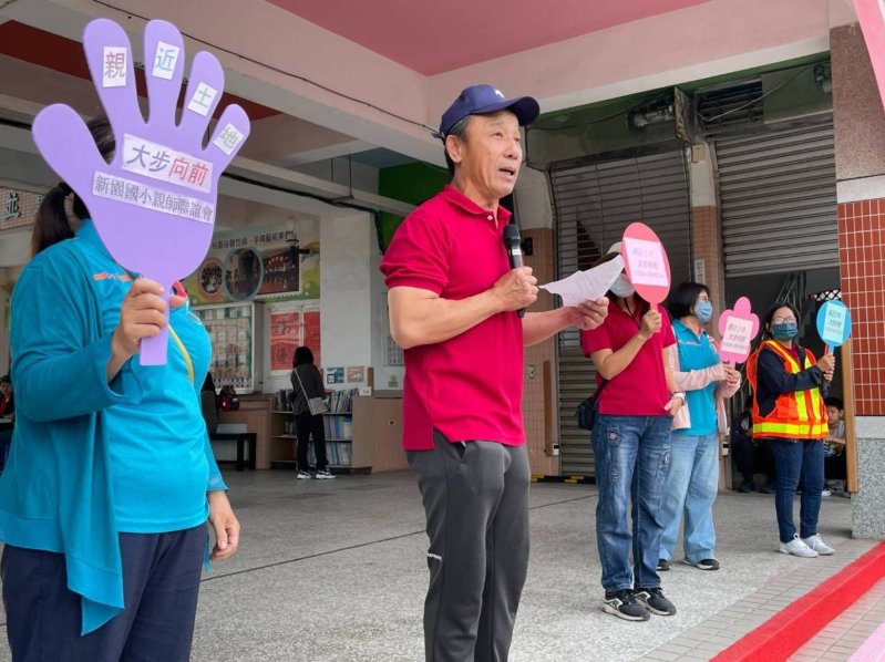 新園國小親師聯誼會會長宋建朋致詞表示，每年都會定期舉辦聚會活動，以凝結社區向心力。（周敏煌攝）