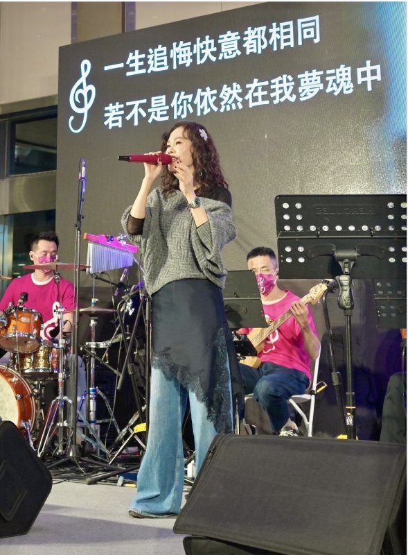 歌后彭佳慧帶來高亢歌聲溫暖每個人。