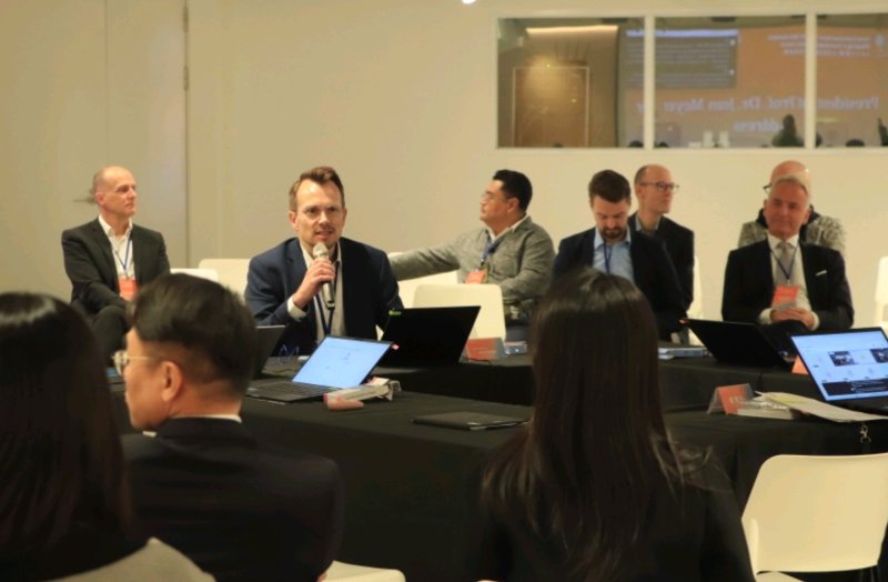 德國THWS校長Jean Meyer指出，大學無論從教育培育永續人才、以研究帶動社會轉型，到以校園永續治理作為示範，都是永續創新的重要場域。為了讓臺德雙方的討論不受語言隔閡影響，高科大永續處導入微軟 Copilot 翻譯系統進行同步翻譯，讓交流順暢無礙。