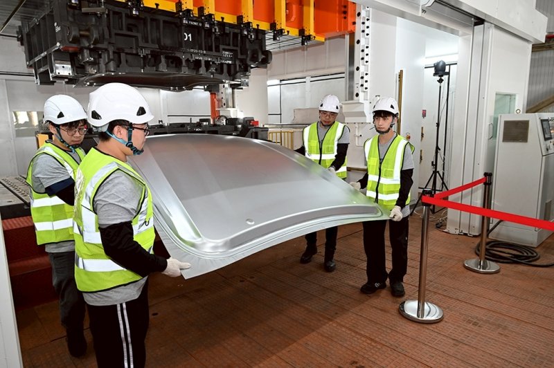 高科大「先進材料成型技術中心」開幕當日由校內學生擔任操作人員，現場示範沖壓鈑金，展現材料中心在技術深耕、產業服務、人才接軌能夠多管並行的能量。