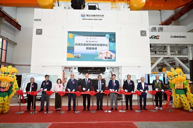 左起：高科大產學長謝其昌、行政院南部辦公室副執行長謝文斌、教育部技職司長楊玉惠、經濟部產發署副署長鄒宇新、高雄市副市長羅達生、高科大校長楊慶煜、教育部主任秘書林柏樵、模具公會理事長張和明、金屬中心執行長賴永祥、高科大校友總會長朱溥霖。