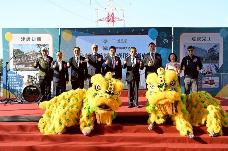 高科大校友總會長朱溥霖、金屬中心執行長賴永祥、模具公會理事長張和明、經濟部產發署副署長鄒宇新、教育部主任秘書林伯樵、高科大校長楊慶煜、高雄市副市長羅達生、教育部技職司長楊玉惠、行政院南部辦公室副執行長謝文斌。