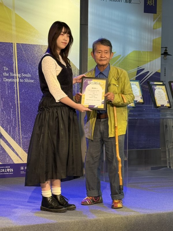 圖／高雄女中勇奪雙首獎　青年文學獎場內場外都寫滿青春亮度。