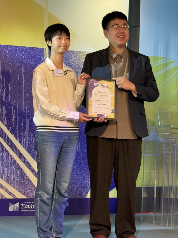 圖／高雄女中勇奪雙首獎　青年文學獎場內場外都寫滿青春亮度。