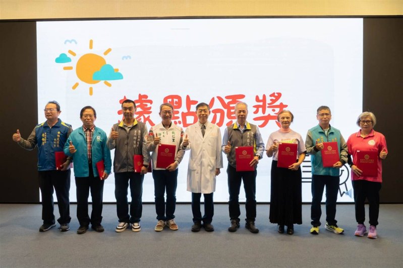 林孟志院長頒發感謝狀給寶安里、教仁里、瀨南里、港都里、正文里、明正里、鎮昌里、新武里，合照留念。
