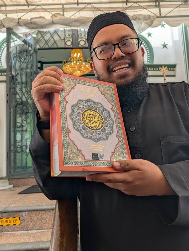 伊瑪目 (Imam)唸可蘭經給孩子們聽。