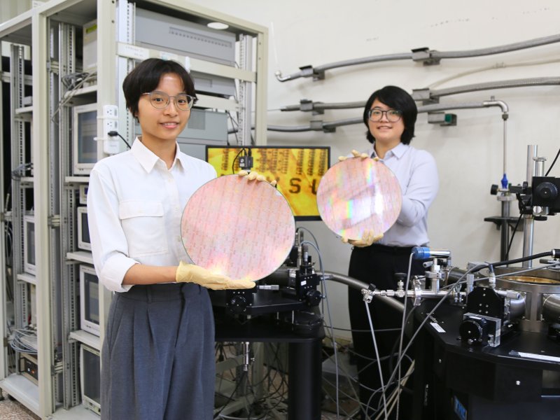 中山大學光電科學學系郭娟瑋（左起）與電機工程學系郭庭慈雙雙榮獲TSIA 2025半導體獎博士研究生類殊榮。
