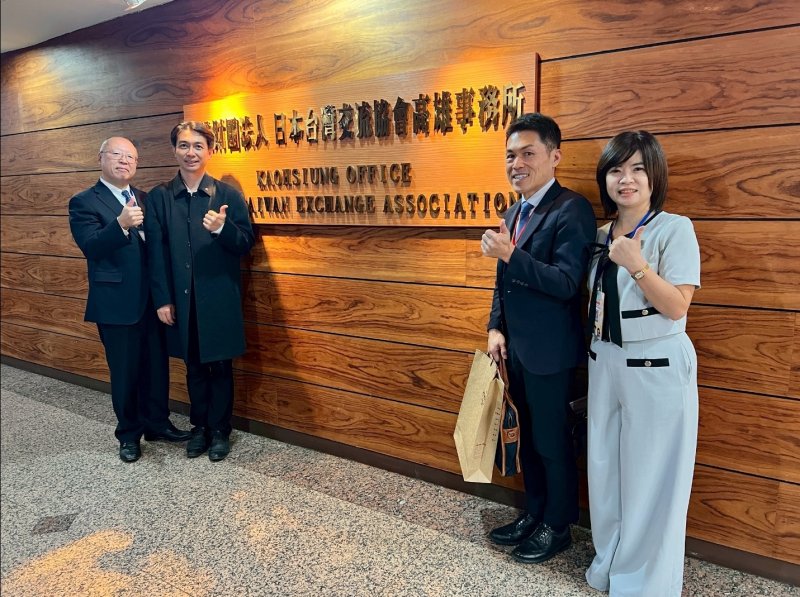 日本姐妹校參訪左中，由左至右 奧正史所長。林百鴻校長。渡邉正隆校長。洪親慧主任。